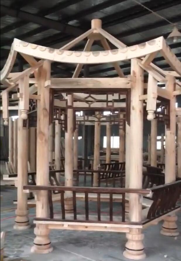 制作中的防腐木涼亭 圖